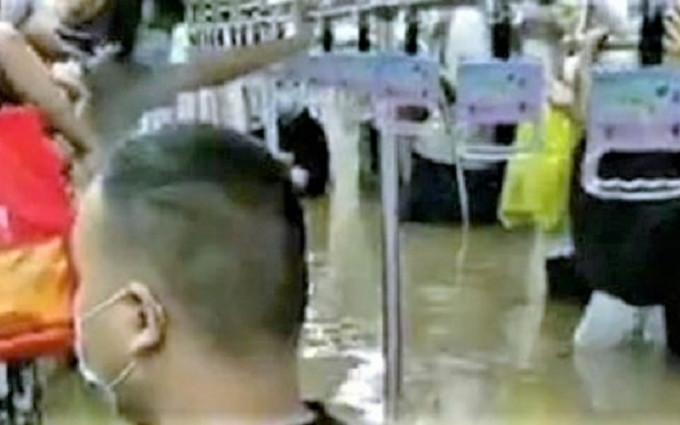 郑州地铁严重水浸，有乘客被困。网图
