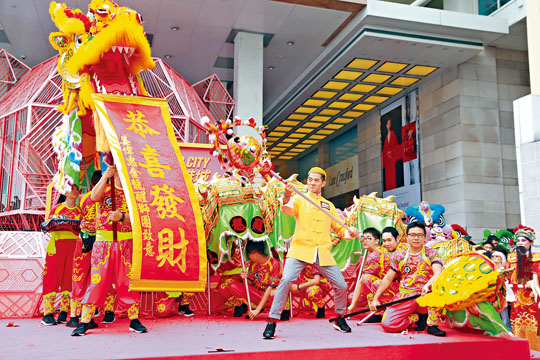 ■城城表演舞龙，为大家祈福。