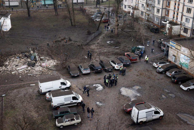 烏克蘭首都基輔市中心建築物受到俄軍空襲，在地面造成大坑。路透社