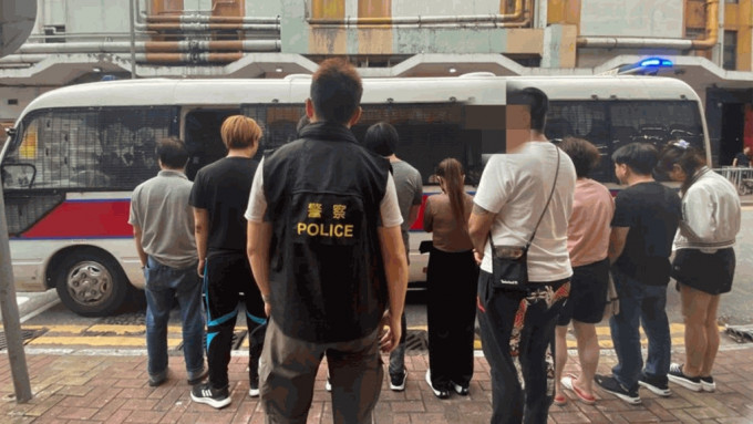 警破荃灣非法釣魚機賭檔 10男女被捕