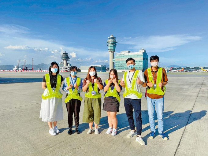 去年的參加者楊敏妍（左三），除在機場工作，更獲安排參觀停機坪各種設施。