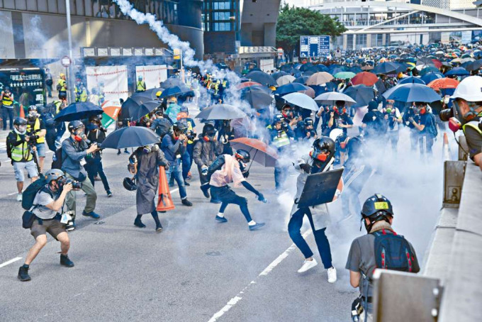 ■示威者与警员在反修例事件中多次交锋。