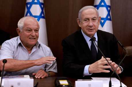 以总理内塔尼亚胡上月在耶路撒冷主持内阁会议，旅游部长卡茨(左)在席。路透社
