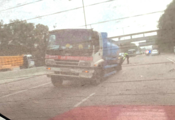 粉嶺公路有運油車甩轆。網民Tony Chow圖片