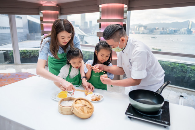 香港萬麗海景酒店的趣意廚樂假期，親子可參加由行政總廚及其團隊主理的烹飪學堂一起發掘入廚樂趣。
