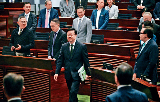 李家超表示，團隊將出席超過40場線上、線下諮詢會和兩場地區諮詢會，廣泛聽取不同人士的意見。