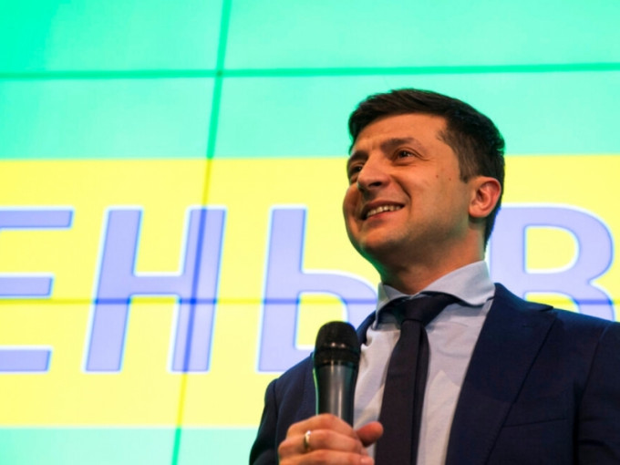烏克蘭總統選舉結束投票，據票站民意調查顯示，並無從政經驗的喜劇演員澤連斯基以大約三成得票領先。AP