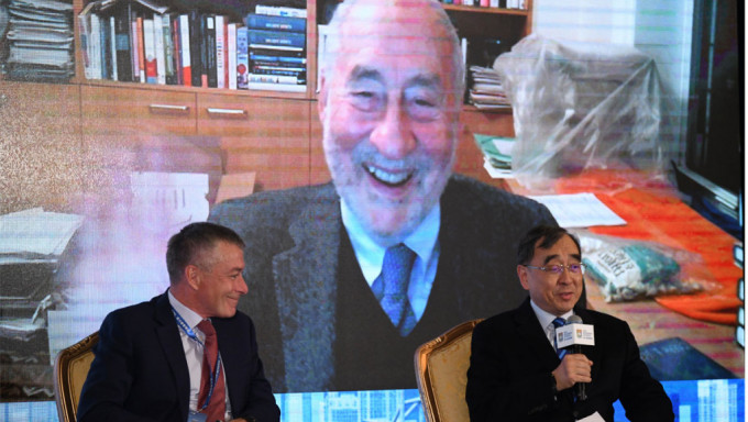 諾貝爾經濟學獎得主Joseph Stiglitz（螢幕中）出席港大研討會。何君健攝