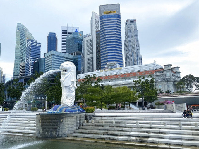 港府指，随着新加坡现时采取了新的疫情防控策略，逐渐成为「坚强抗疫社会」。AP资料图片