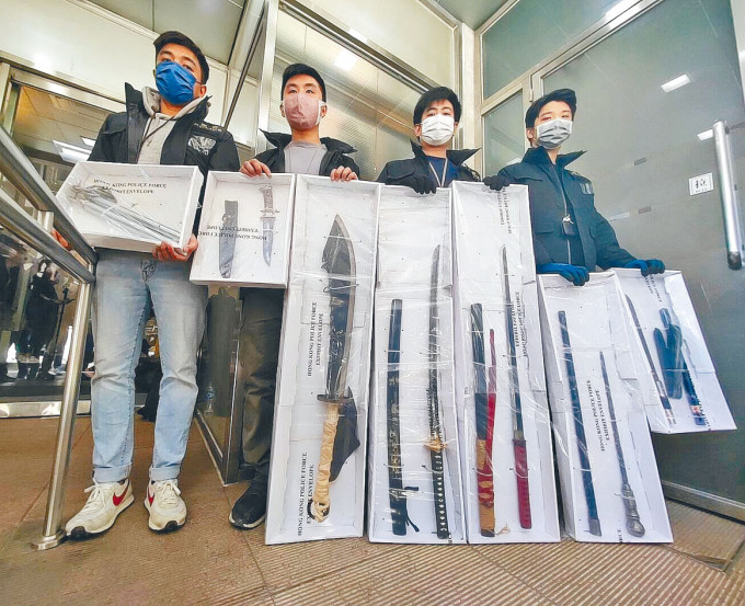 警方展示搜獲的大批刀劍等武器。