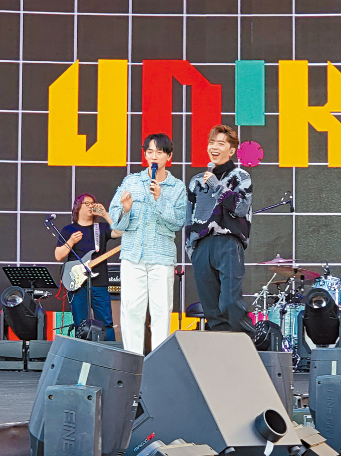 邱鋒澤（左）為音樂會演出，Edan驚喜現身。