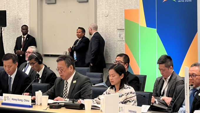 商務及經濟發展局局長丘應樺（前排左二）出席亞太區經濟合作組織貿易部長會議，在題為「支持多邊貿易制度」的討論環節發言。政府新聞網圖片