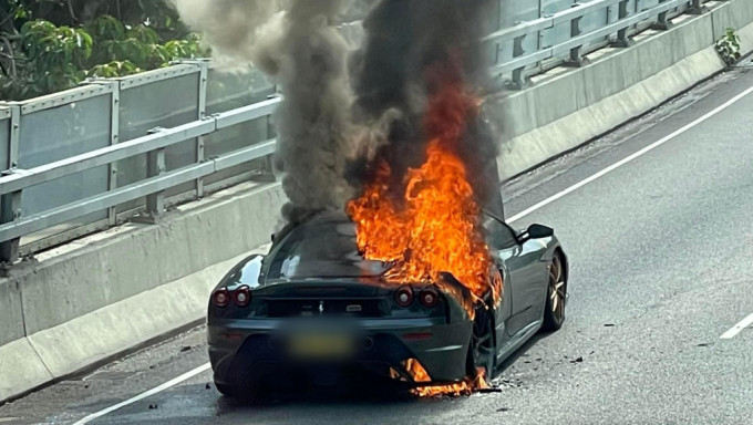 法拉利跑车全车陷入火海。图:网民  香港突发事故报料区