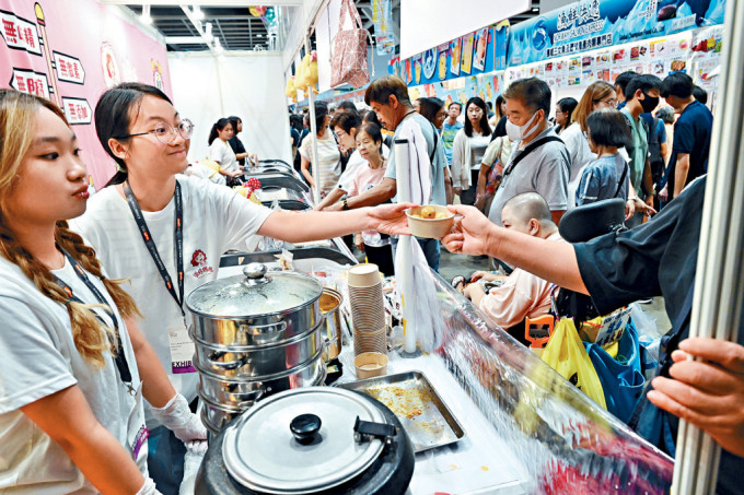 美食博覽等展覽繼續在灣仔會展舉行，大批市民及旅客入場。