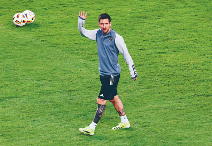 阿根廷球王美斯在球场内向支持者挥手。