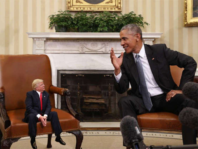 特朗普坐在巨型沙發上，與前總統奧巴馬交談。