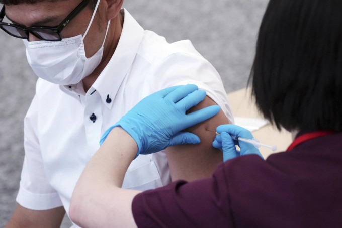 日本研究指新冠疫苗对Mu变种病毒保护力仅剩1/7。AP资料图片