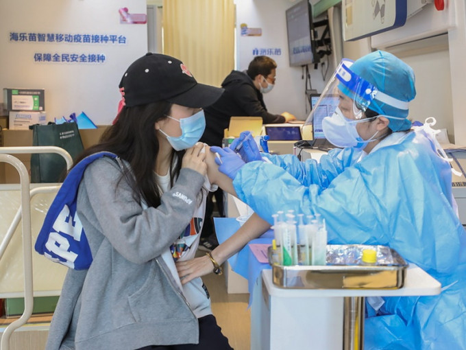 鍾南山認為必須盡快提高疫苗接種率。新華社資料圖片