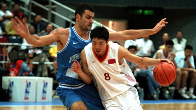 胡衛東（右）有「中國喬丹」之稱，1999年榮獲亞洲最有價值球員。