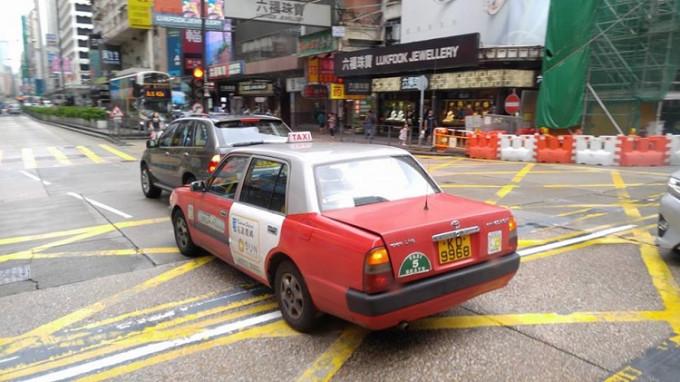 的士撞上私家車。香港突發事故報料區圖片