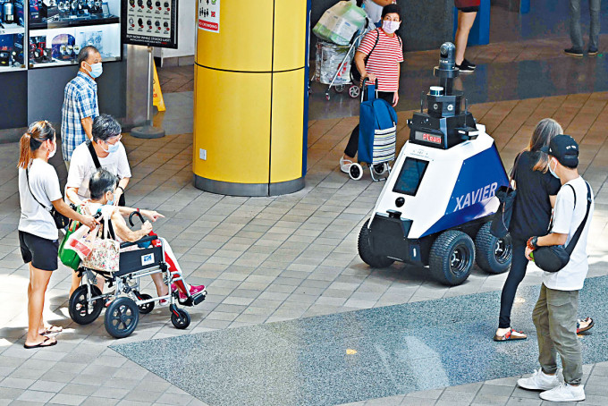 新加坡近期进出「巡逻机器人」监察「社会不良行为」，引发侵犯隐私的疑虑。