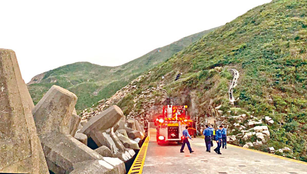■救援人員到萬宜水庫東壩拯救攀石墮崖女子。