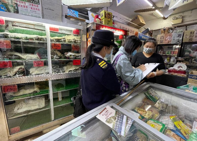 食环署人员巡查各区大闸蟹销售处所。 政府图片