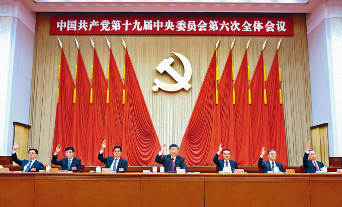 中國共產黨第十九屆中央委員會第六次全體會議，昨在北京舉行。這是習近平、李克強、栗戰書、汪洋、王滬寧、趙樂際、韓正等在主席台上。