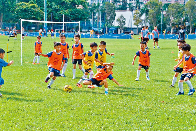 参与「幼狮足球训练计划」的小朋友，正努力练习和比赛。