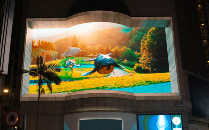 Samsung「共創『您』想大自然」精選作品製成3D海洋世界動畫， 呈現中環娛樂行大型戶外屏幕。