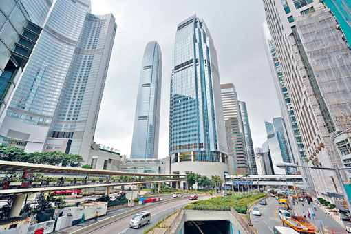 香港在全球百多個經濟體中排行第二，是二十五年來首次失去寶座。