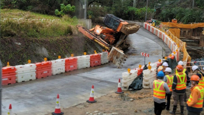 新清水灣道拖車跌出挖泥機 橫亙路面司機不顧而去。馬路的事 (即時交通資訊台)FB