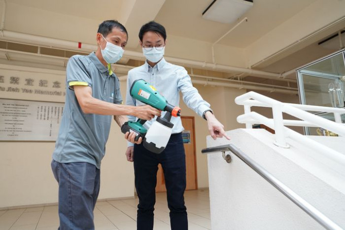 陳俊邦（右）表示，如果抗菌塗層使用方法不正確，會影響抗菌塗層效力。VTC提供圖片