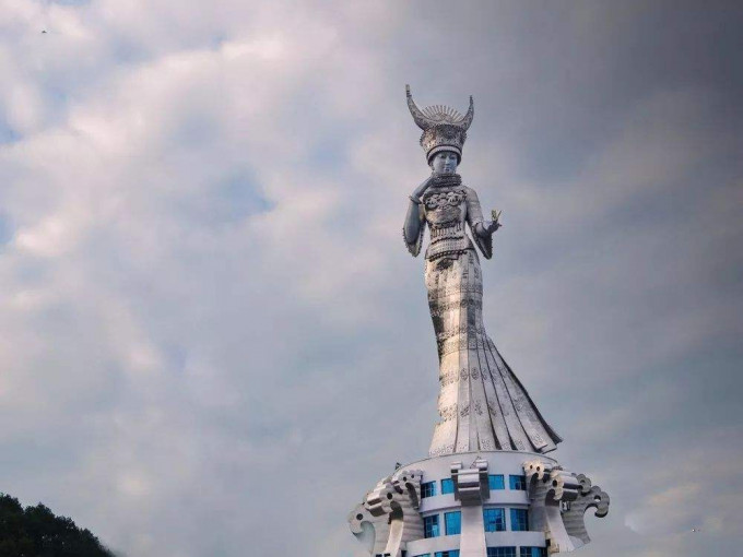 世界最大苗族女神像仰阿莎耗資8600萬人民幣，貴州劍河縣的人民卻在貧困的水深火熱之中。(網圖)
