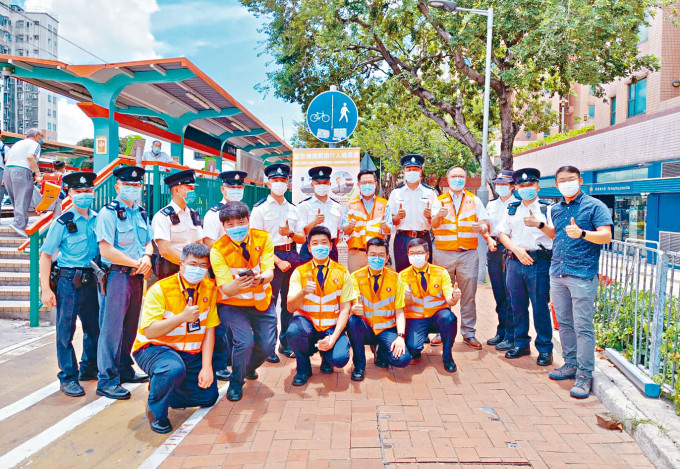 元朗警區人員聯同港鐵代表，在洪水橋站向市民派發教育宣傳單張。