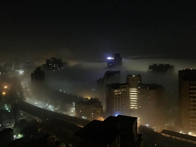 半夜濃霧出現，嚇驚不少網民，紛紛拍照網上分享。（網圖）