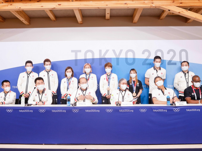 貝鈞奇(第一排左三)指港隊於東京奧運成績史無前例。資料圖片