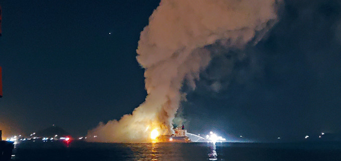 運載金屬廢料躉船發生三級大火，濃煙沖天。