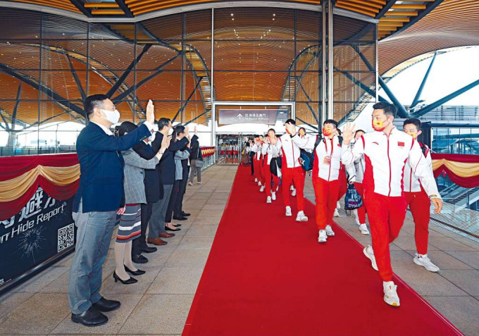 ■国家东京奥运代表团结束三天访港，经港珠澳大桥返回内地。图为民政事务局局长徐英伟（左一)向代表团道别。