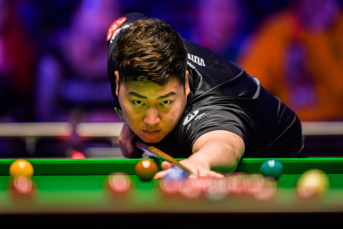 颜丙涛在冠中冠桌球赛事表现出色，气走沙比 打入四强。Worldsnooker官方Twitter图片