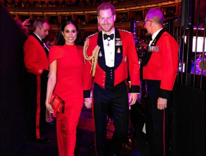 哈里梅根一身紅色打扮亮相，出席慈善音樂會。網圖