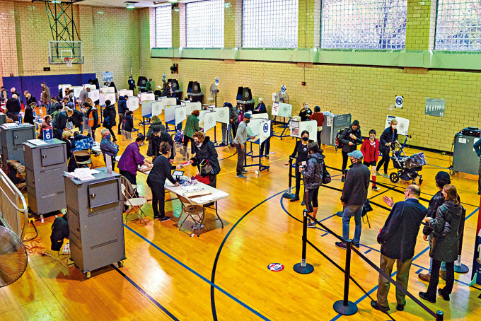 纽约市周日有选民在票站提前投票。