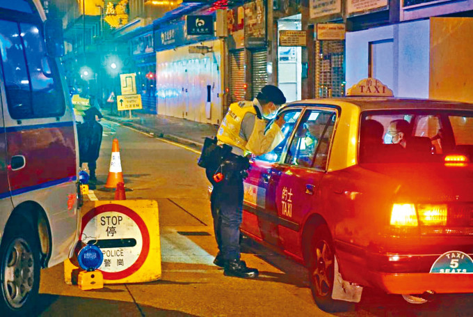 警方设置路障查车，打击涉及使用车辆的罪行。