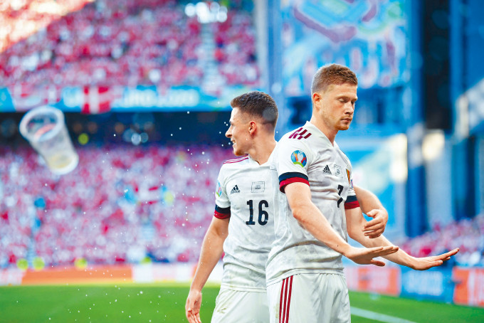 ■奇雲迪布尼（右）破網後走到基斯甸艾歷臣在上輪歐國盃暈厥倒下的位置，攤開雙手向這名丹麥球星打氣。
