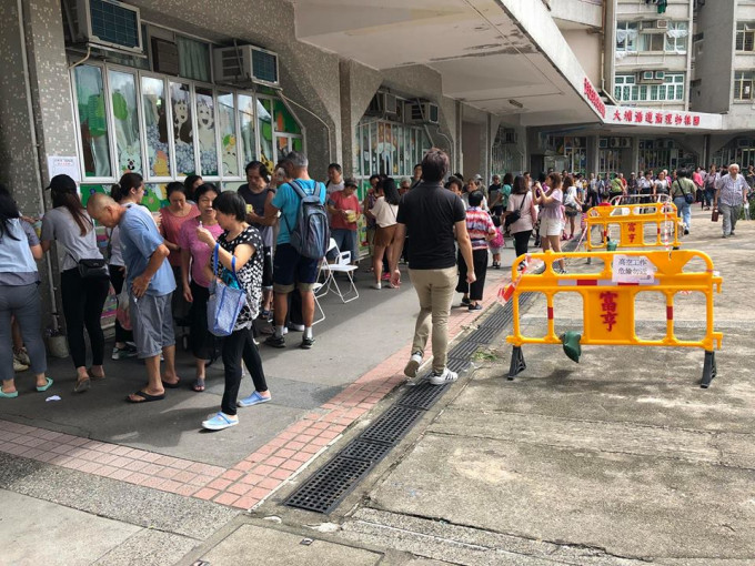 学校停课两日积1.5万饭盒，团体助回收大埔免费派。Chan Lik Hang‎图片
