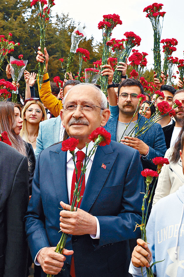 反对派总统候选人克勒奇达尔奥卢昨日拜访土耳其国父凯末尔的陵寝。