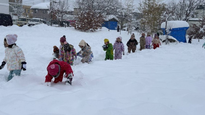 日本青森縣受大雪侵襲，部份地區積雪達3米。X