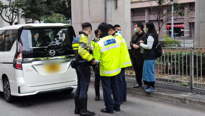 女司机在场接受调查。梁国峰摄