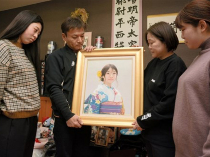 日本女生惨遭同学欺凌自杀身亡，父母助圆梦以肖像画出席成人礼。