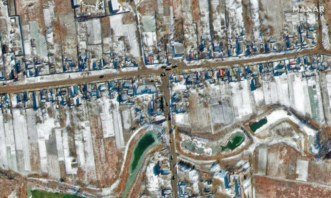 衞星圖像顯示俄軍部隊和裝備部署在距離基輔二十七公里的城鎮奧澤拉。